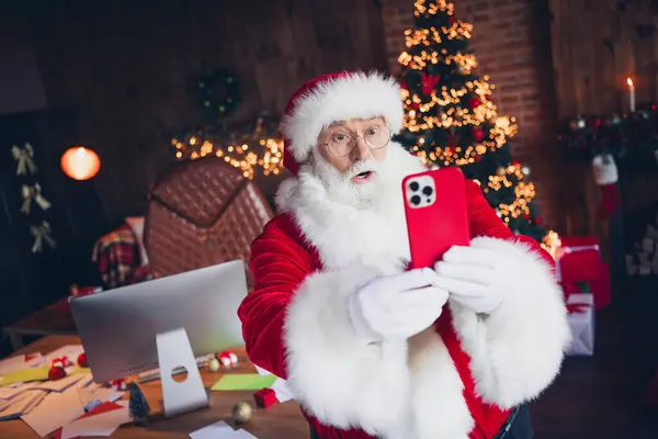 照片上的时髦印象深刻的圣诞老人穿着红色服装记录视频Vlog现代装置室内圣诞北极家 — 图库照片