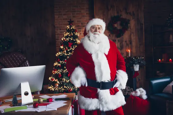 Foto Zasněný Veselý Santa Claus Oblečený Červený Kostým Těší Party — Stock fotografie