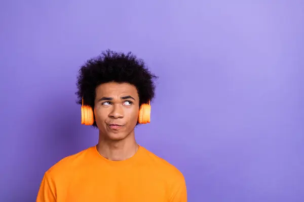 힙스터 사람의 초상화 Hmm 이어폰 블루투스 장치는 보라색 배경에 모크업 — 스톡 사진