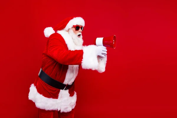 Ritratto Allegro Babbo Natale Positivo Elegante Occhiali Sole Tenere Altoparlante — Foto Stock