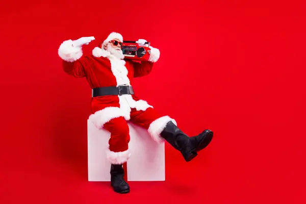 Full Length Photo Cool Positive Santa Claus Sunglass Sit White — Φωτογραφία Αρχείου