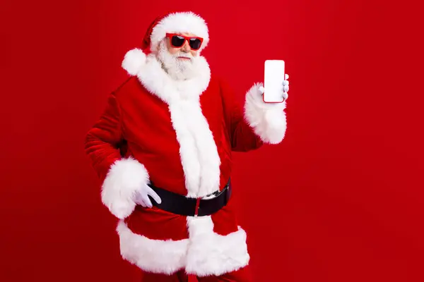 Ritratto Babbo Natale Fresco Intelligente Occhiali Sole Dimostrare Smartphone Touchscreen — Foto Stock