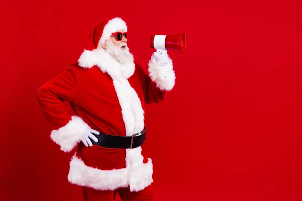 Ritratto Babbo Natale Fiducioso Elegante Occhiali Sole Tenere Altoparlante Annunciando — Foto Stock