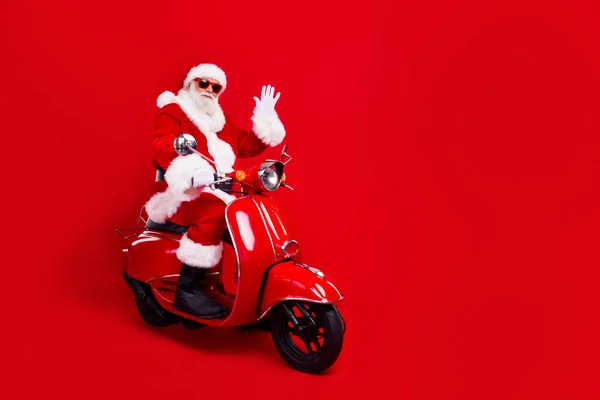 Funk Büyükbabanın Tam Boy Fotoğrafı Kırmızı Scooter Binerken Şık Noel — Stok fotoğraf