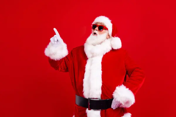 Foto Impressionato Stupito Nonno Indossare Costume Babbo Natale Che Indica — Foto Stock