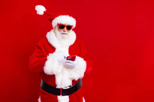 Bilde Funky Glade Pensjonert Mann Santa Claus Hold Telefon Gjøre – stockfoto
