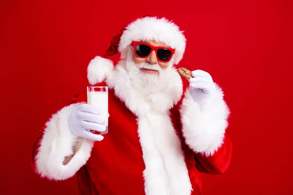 Bilde Hyggelig Bestefar Iført Stilig Santa Kostyme Hold Glass Melkekaker – stockfoto