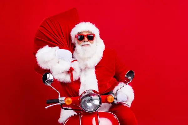 Komik Büyükbabanın Fotoğrafı Şık Bir Noel Baba Kostümü Giyiyor Motosiklet — Stok fotoğraf
