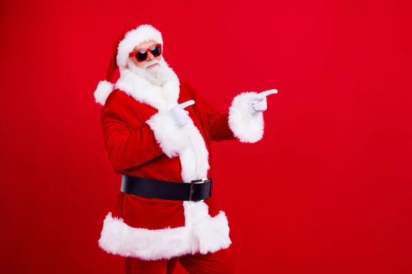 Ritratto Babbo Natale Positivo Indicano Dita Vuoto Spazio Annuncio Evento — Foto Stock