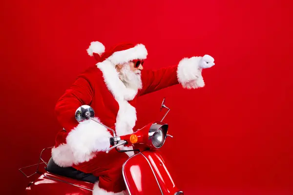 Foto Optimistisk Farfar Bära Santa Kostym Glasögon Rida Moped Höjning — Stockfoto