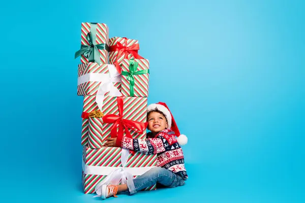 Photo Dreamy Small Boy Dressed Ornament Sweater Santa Hat Sit — Stock Photo, Image