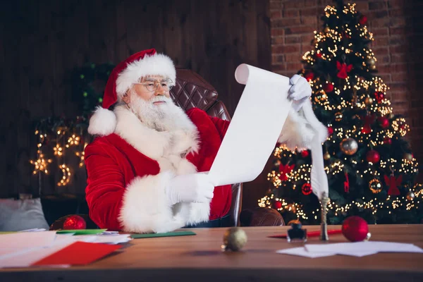 Fotografie Legrační Veselý Santa Claus Oblečený Červený Kostým Připravuje Nový — Stock fotografie