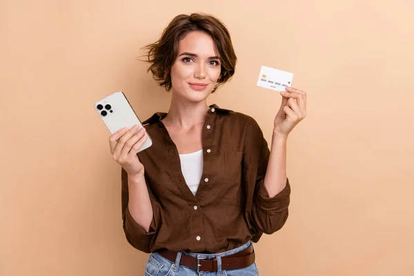 Photo Gorgeous Smart Woman Dressed Brown Shirt Hold Smartphone Debit — Stock Photo, Image