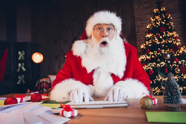 Bilde Godt Humør Sjokkert Santa Claus Kledd Rød Kostyme Online – stockfoto