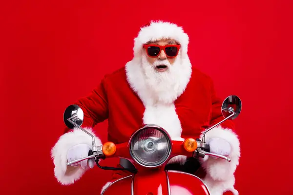 Etkilenmiş Büyükbabamın Fotoğrafı Motosiklete Binerken Noel Baba Kostümü Giyer Kırmızı — Stok fotoğraf