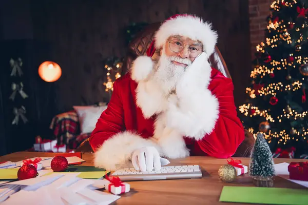 Bilde Drømmende Morsom Santa Claus Kledd Rødt Kostyme Lesehilsener Moderne – stockfoto
