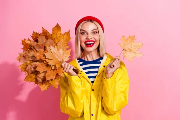Zdjęcie Podekscytowany Funky Kobieta Ubrana Płaszcz Deszcz Zbieranie Żółte Liście — Zdjęcie stockowe