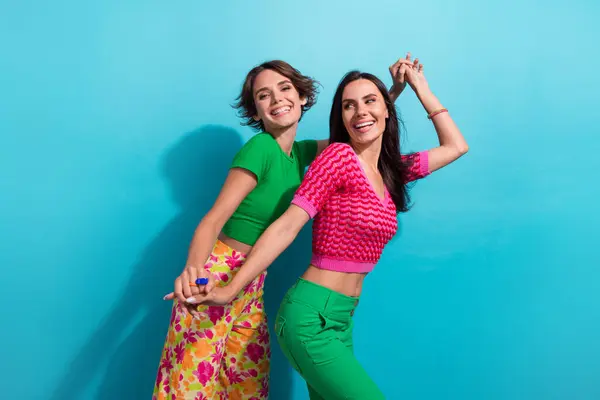 Renkli Kıyafetler Giymiş Kollarını Tutarak Eğlenen Güzel Parlak Kızların Fotoğrafı — Stok fotoğraf