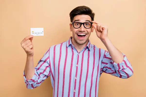Photo Amazed Funny Guy Wearing Striped Shirt Holding Plastic Debit — Stock Photo, Image