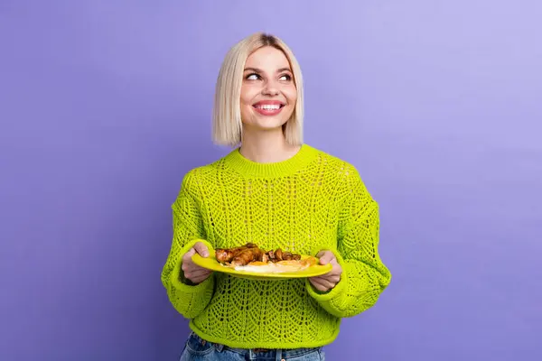 Photo Cute Thoughtful Woman Dressed Knitted Sweater Holding Breakfast Plate — Stock Photo, Image