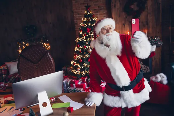 Bilde Positiv Funky Santa Claus Kledd Rødt Kostymeopptak Video Vlog – stockfoto