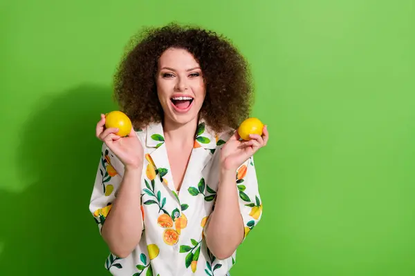 Photo Overjoyed Pretty Lady Arms Hold Two Lemons Empty Space — Stock Photo, Image
