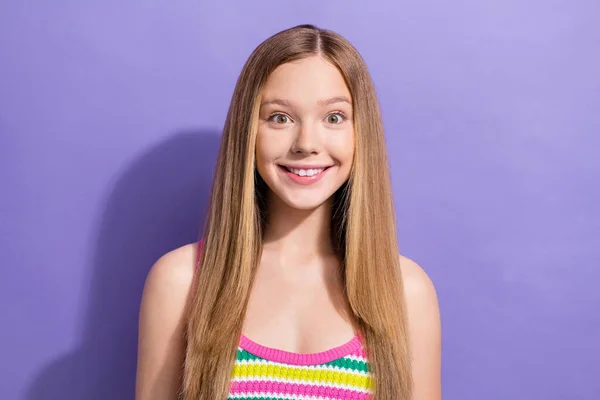 Retrato Impressionado Impressionado Menina Adolescente Com Longo Penteado Desgaste Colorido — Fotografia de Stock