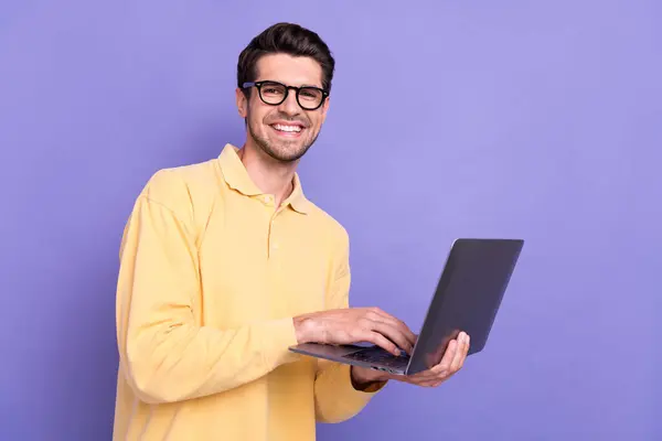 Photo Positive Charming Man Dressed Yellow Shirt Texting Modern Device — Stock Photo, Image