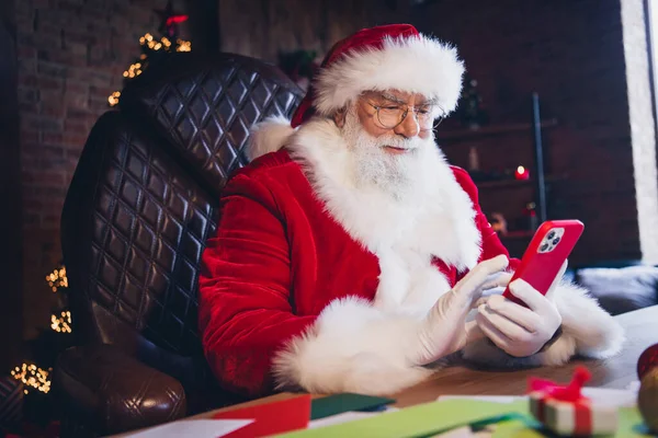 Bilde Opptatt Munter Santa Claus Kledd Rødt Kostyme Teksting Eplemoderne – stockfoto