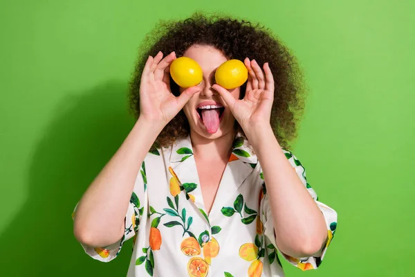 Портрет Возбужденный Положительные Руки Женщины Держать Лимоны Покрыть Глаза Показывают — стоковое фото