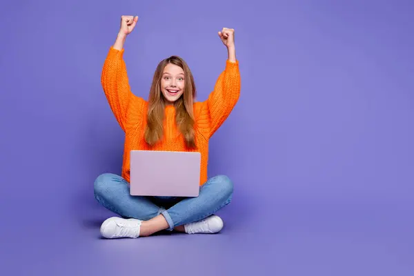 10代の少女の仕事の完全な長さの写真 フリーランスの市場は紫色の背景で隔離されたコピーライターの使用コンピュータとして彼女のサービスを販売します — ストック写真