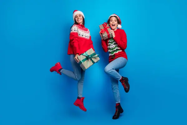 Ganztägiges Foto Von Aufgeregten Funky Frauen Weihnachtselfen Tragen Ornament Pullover — Stockfoto