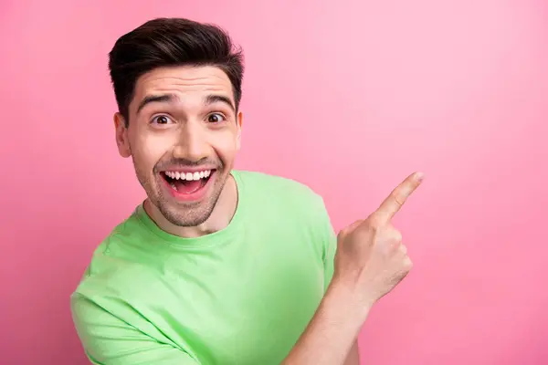 Photo Young Cheerful Funny Guy Amazed Directing Finger Promoting New — Stock Photo, Image