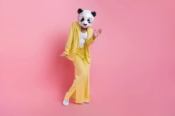 Pembe Arka Planda Tek Başına Dans Eden Çılgın Panda Maskeli — Stok fotoğraf