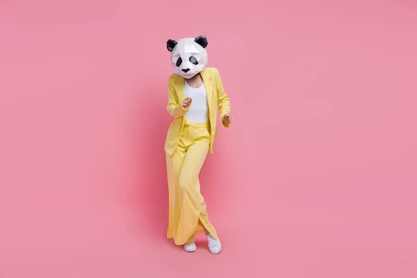 Heyecanlı Karizmatik Panda Maskeli Kadının Tüm Vücut Portresi Pembe Arka — Stok fotoğraf