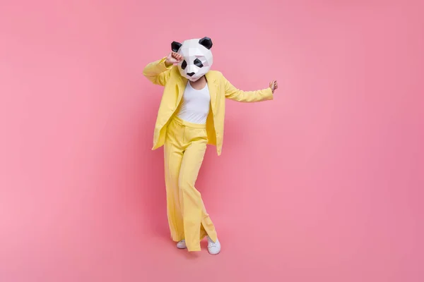 Harika Panda Maskeli Kızın Tam Boy Portresi Pembe Arka Planda — Stok fotoğraf