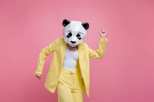 Çılgın Neşeli Panda Maskeli Kadın Portresi Pembe Renkli Arka Planda — Stok fotoğraf