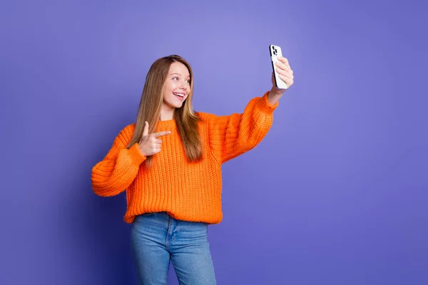 若い十代の少女ジェスチャーフィンガーシンボル写真加入者はクールです バイオレットカラーの背景に隔離されたスマートフォンを使用してセルフィー撮影 — ストック写真