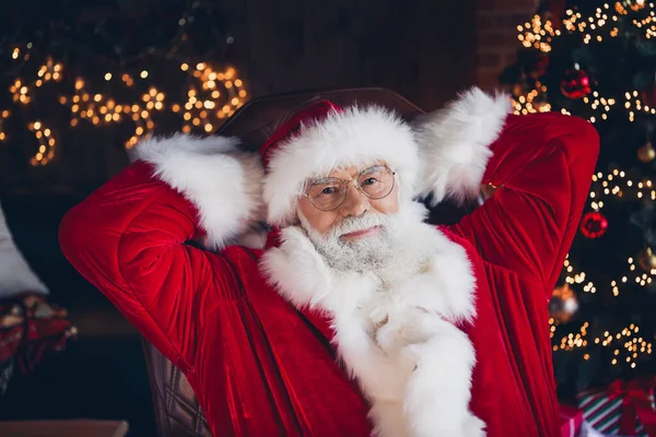 Φωτογραφία Από Γοητευτικό Αστείο Santa Claus Ντυμένο Κόκκινο Κοστούμι Χέρια — Φωτογραφία Αρχείου