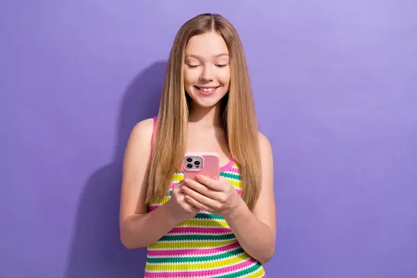 在紫色背景下隔离的智能手机上 有着一头浓密而又可爱的长发少女的画像 — 图库照片