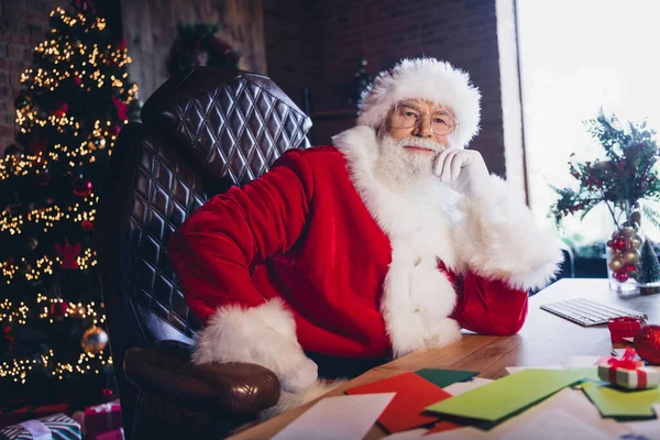 照片上 聪明的圣诞老人身穿红色服装 在家里读孩子们的信 — 图库照片