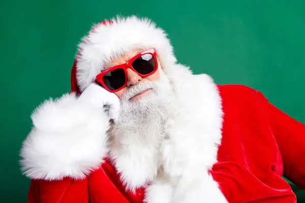 Φωτογραφία Από Funky Δροσερό Santa Ντυμένο Κόκκινο Κοστούμι Σκούρα Γυαλιά — Φωτογραφία Αρχείου