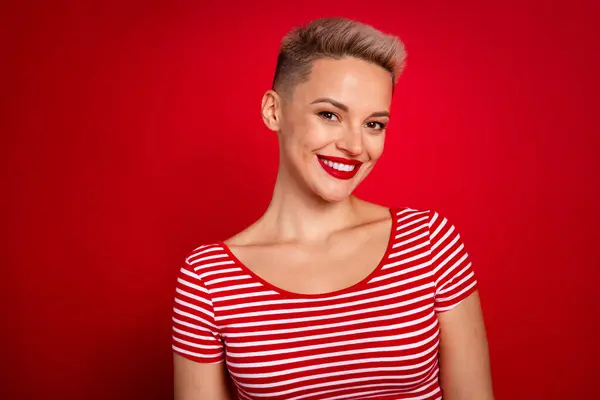 Portret Młodej Zadowolonej Dziewczyny Nosić Paski Koszulka Wesoły Uśmiech Model — Zdjęcie stockowe