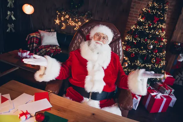 Fotografie Legrační Veselý Santa Claus Oblečený Červený Kostým Těší Dostat — Stock fotografie