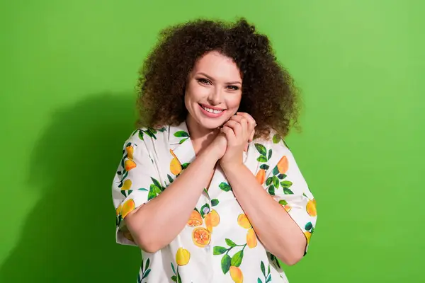 緑色の背景に隔離された愛らしい陽気で感謝する女性の微笑みの折られた腕の手の手の肖像画 — ストック写真