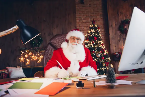 Φωτογραφία Από Χαρούμενο Αστείο Santa Claus Ντυμένο Κόκκινο Κοστούμι Γράφοντας — Φωτογραφία Αρχείου