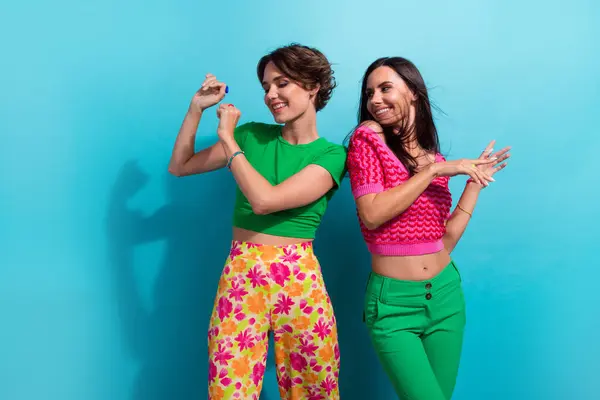 Heyecanlı Renkli Kıyafetler Giymiş Diskotek Dansı Yapan Boş Bir Alanda — Stok fotoğraf