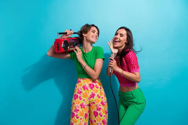 Güzel Rüya Gibi Kadınların Renkli Kıyafetler Giyip Müzik Kutusundan Şarkılar — Stok fotoğraf