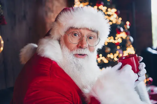 Φωτογραφία Από Θετική Εντυπωσιασμένος Άγιος Βασίλης Ντυμένος Κόκκινα Μάτια Πίνοντας — Φωτογραφία Αρχείου