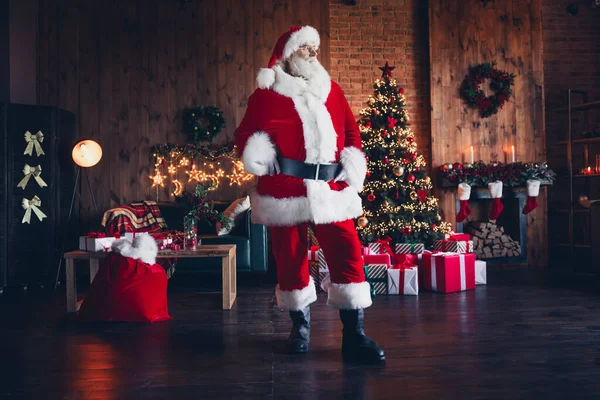 夢のような思慮深いサンタクロースの写真 クリスマス北極の家で装飾を楽しむ赤いアイウェアを着た — ストック写真